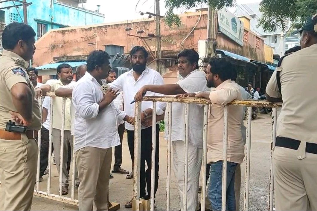 సూళ్లూరుపేటలో నామినేషన్ల వేళ హైడ్రామా