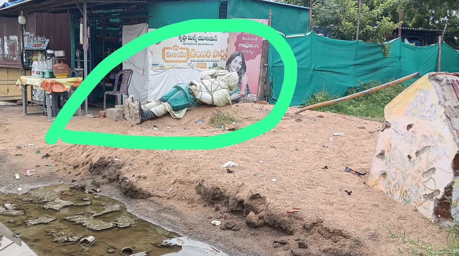 నేతాజీ విగ్రహానికి అవమానం...