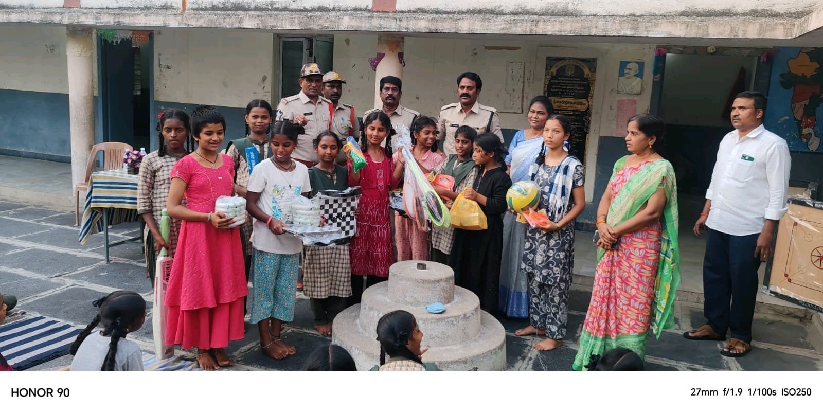 చదువుతోపాటు క్రీడల్లోనూ బాలికలు రాణించాలి