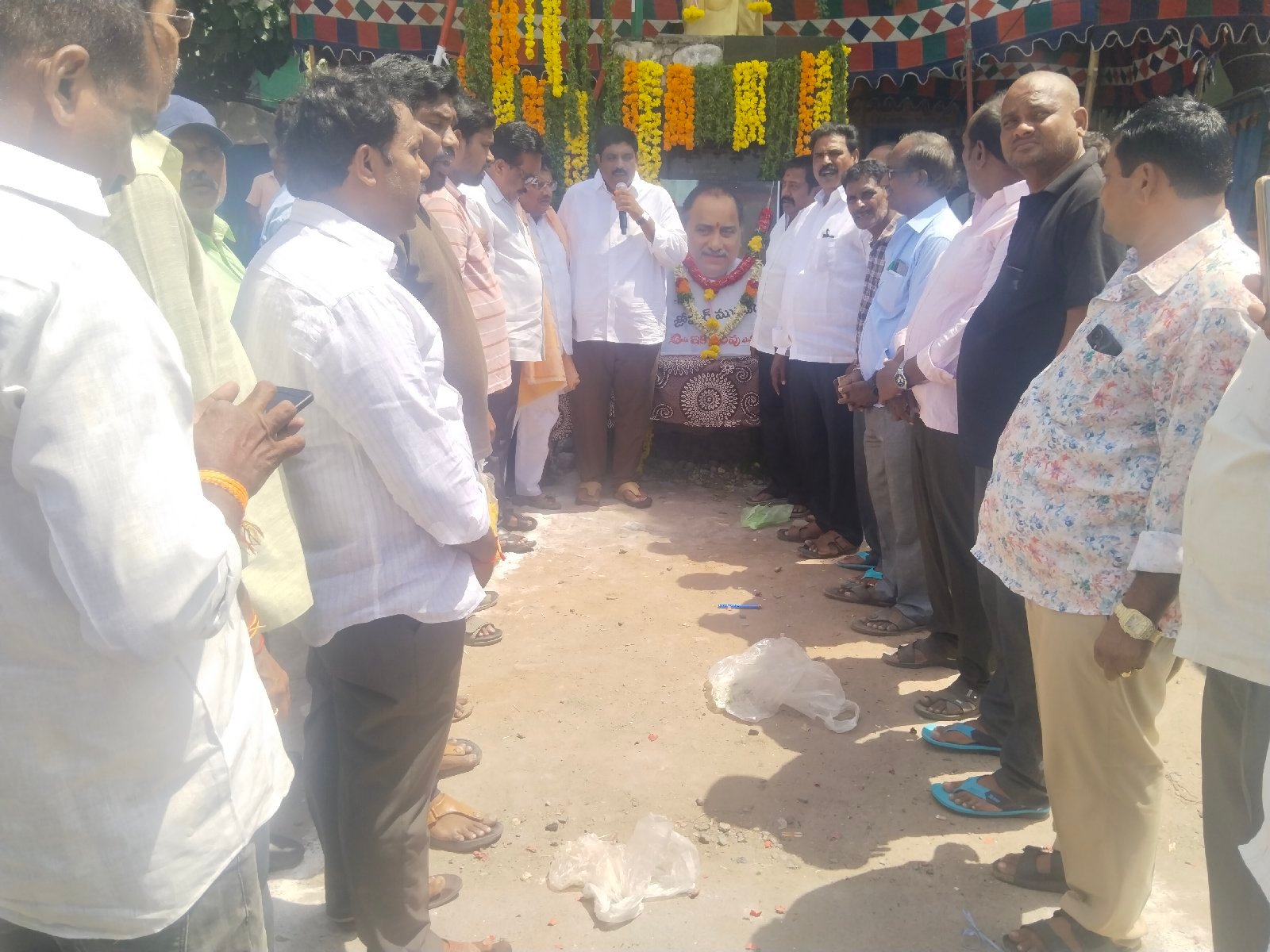 ముద్రగడకు నివాళులర్పించిన నాయకులు....