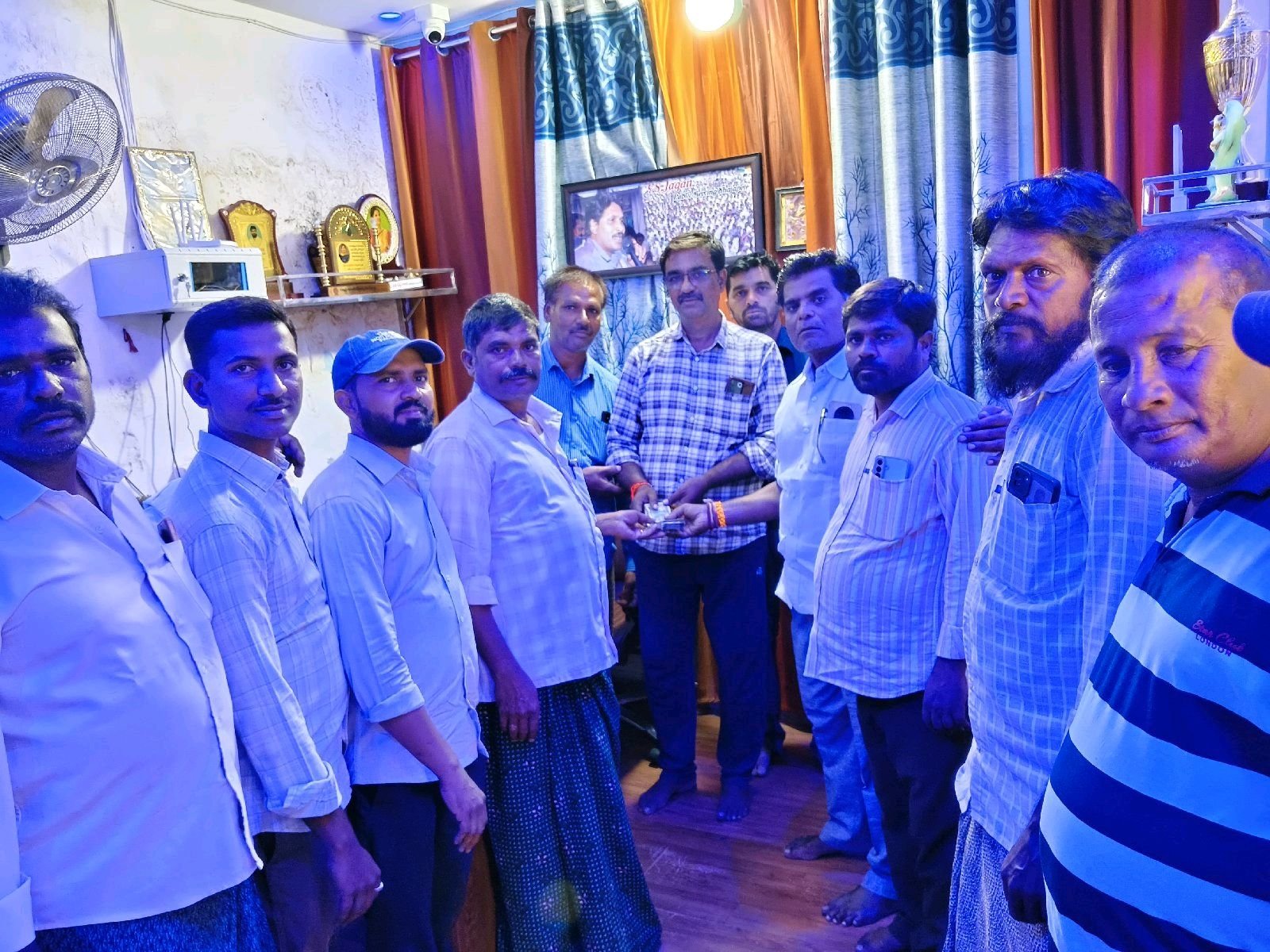 శ్రీ ఏటి గంగమ్మ గుడి కమిటీకి రూ.1 లక్ష  అందజేసిన డీకే బాబు