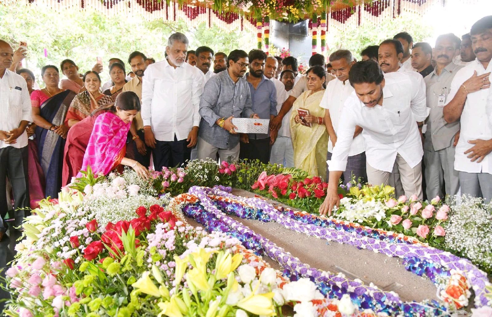 ఇడుపులపాయ లో వైయస్సార్ కి నివాళులర్పించిన వైయస్ జగన్