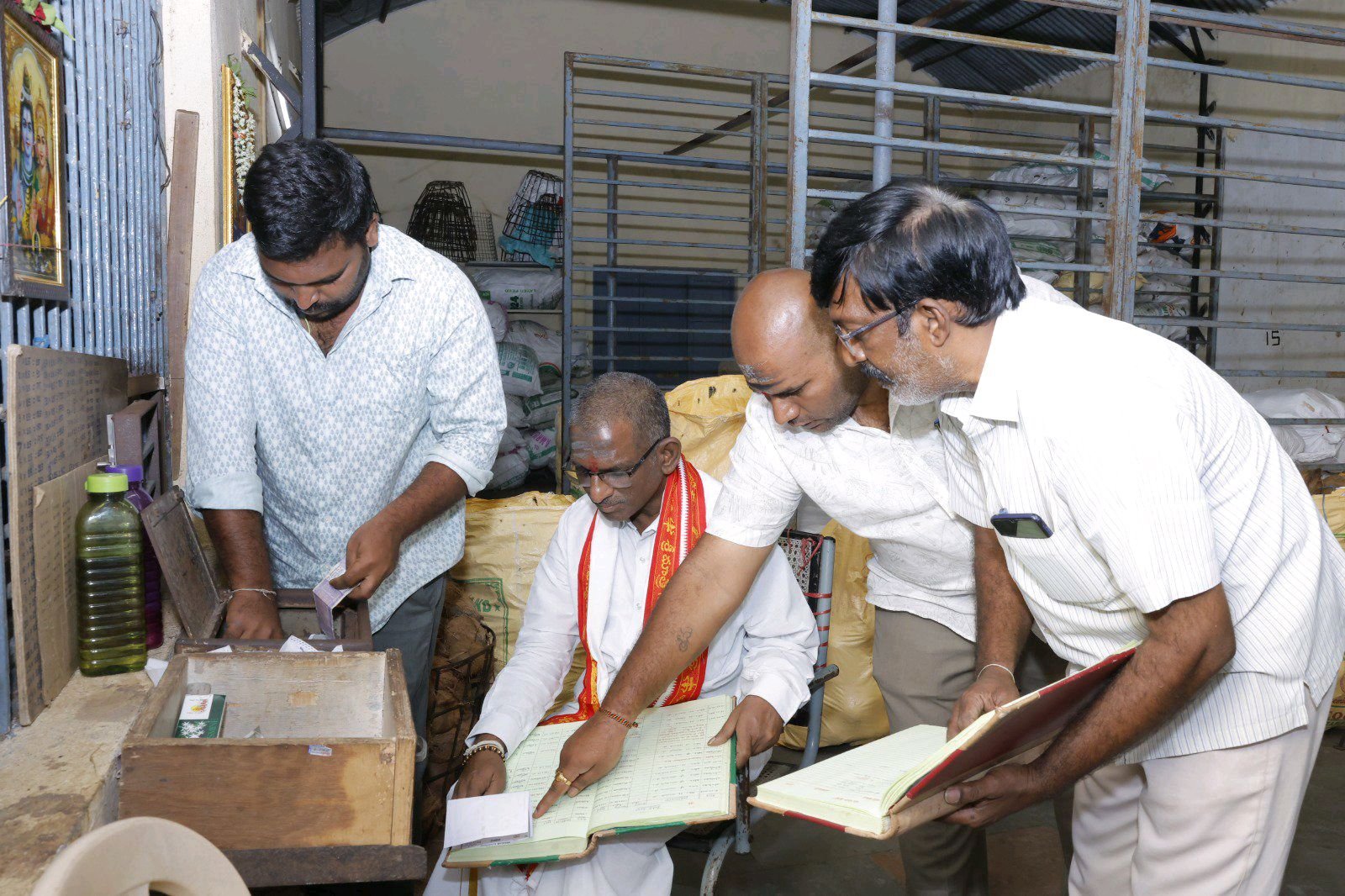 ఆలయ చైర్మన్ వివిధ విభాగాలను ఆకస్మిక తనిఖీ చేశారు
