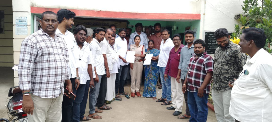 ప్రశ్న రావణ్ ఫై పెడన పోలీస్ స్టేషన్ లో పిర్యాదు చేసిన జనసేన