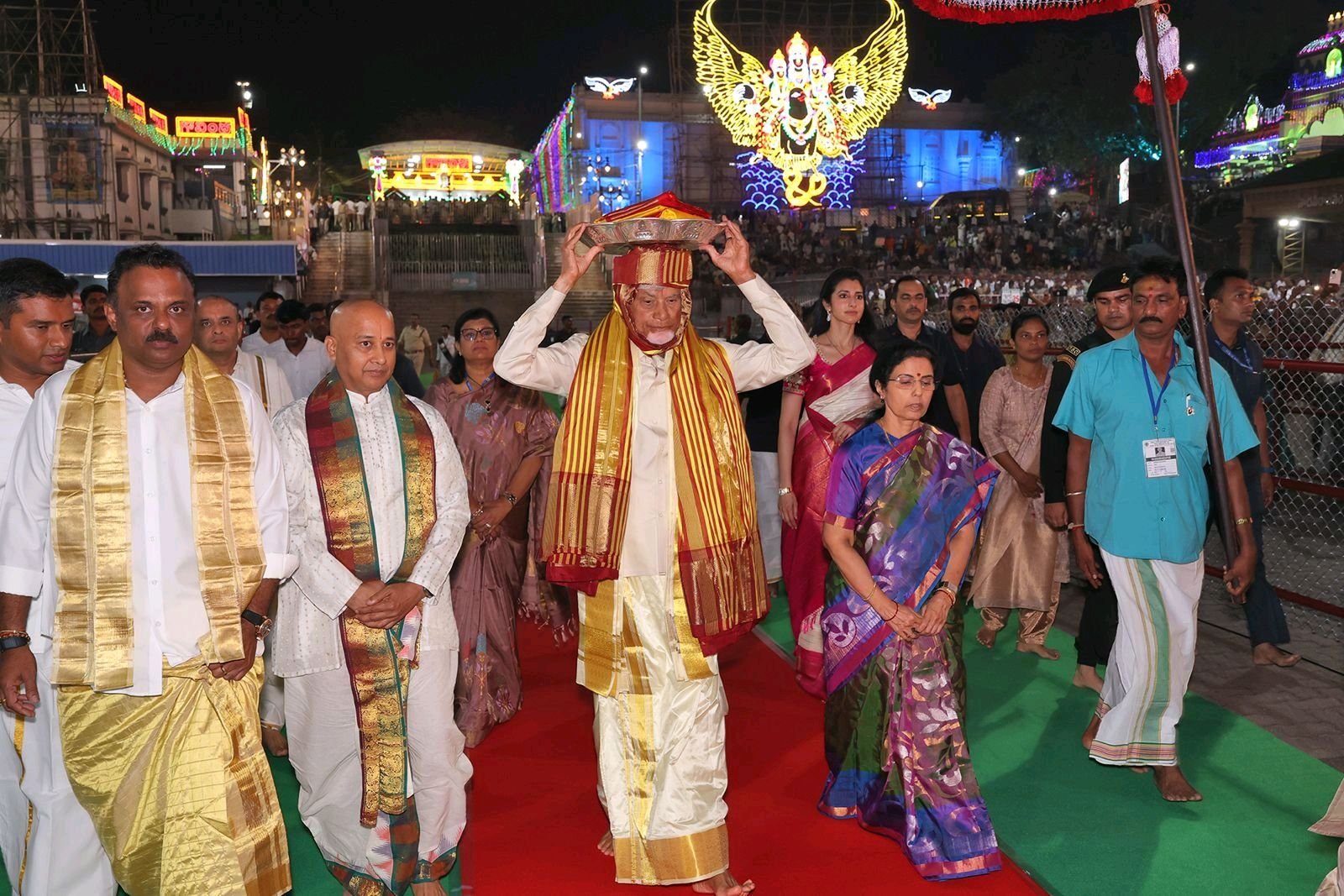 శ్రీవారికి పట్టువస్త్రాలు చంద్రబాబు నాయుడు