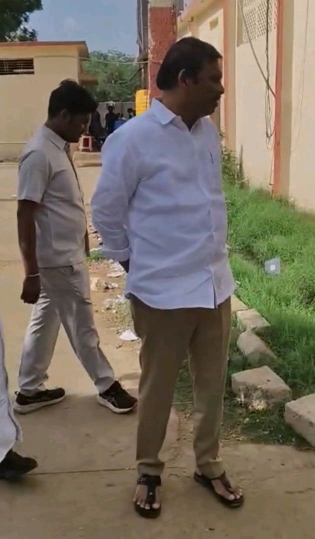 కళాశాలను ఆకస్మిక తనిఖీ చేసిన mlc