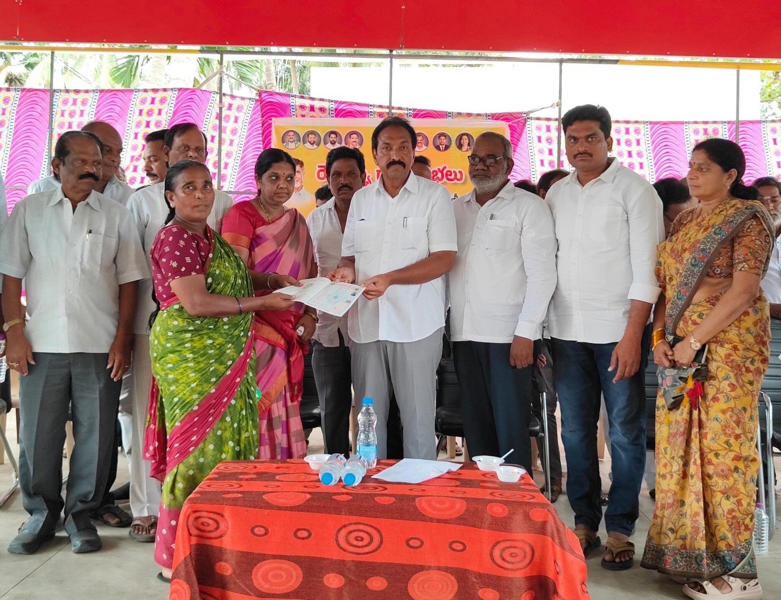 వానపల్లి లో పట్టాదారు పాస్ పుస్తకాలు పంపిణి చేసిన బండారు