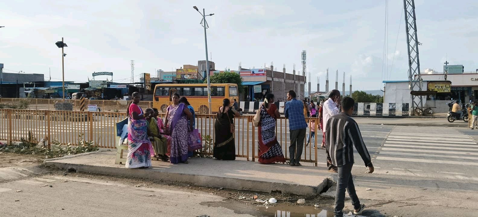 కొండాపురంలో బస్టాండ్ లేక ప్రయాణికులు రోడ్డుపైన