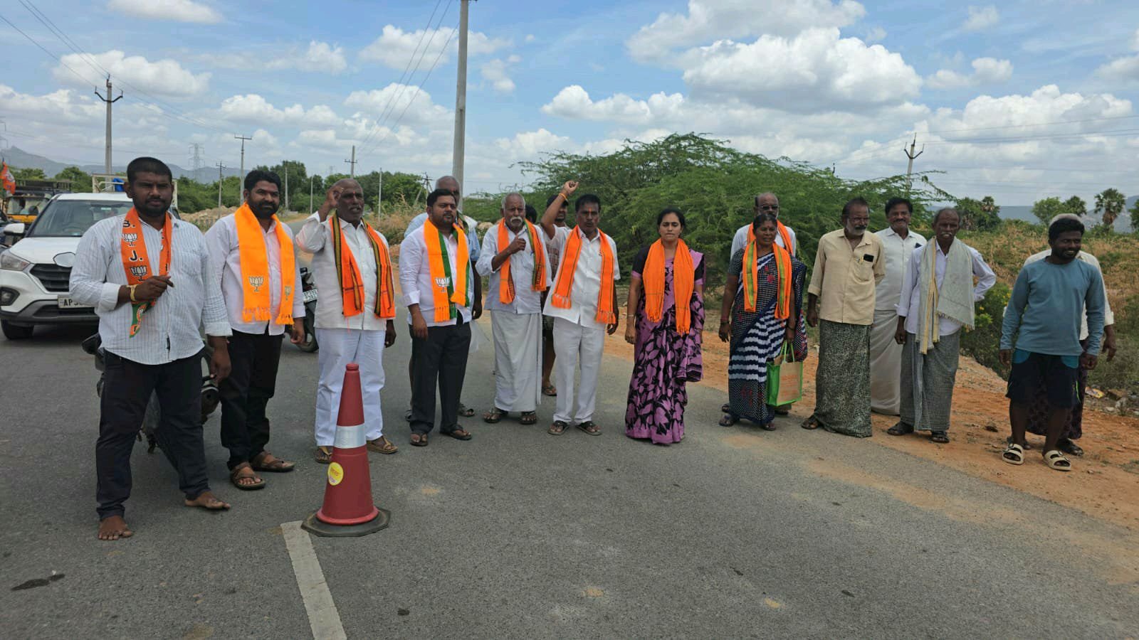 రైతులకు నష్ట పరిహారం ఇచ్చాకే పైపు లైన్ పనులు చేపట్టాలి