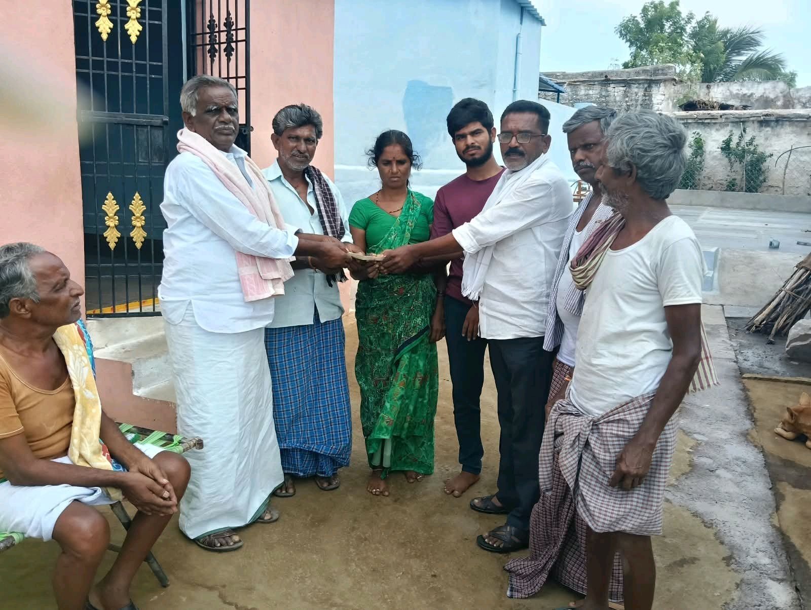 మృతుని కుటుంబానికి రూ.50 వేలు అందజేసిన ఎమ్మెల్యే