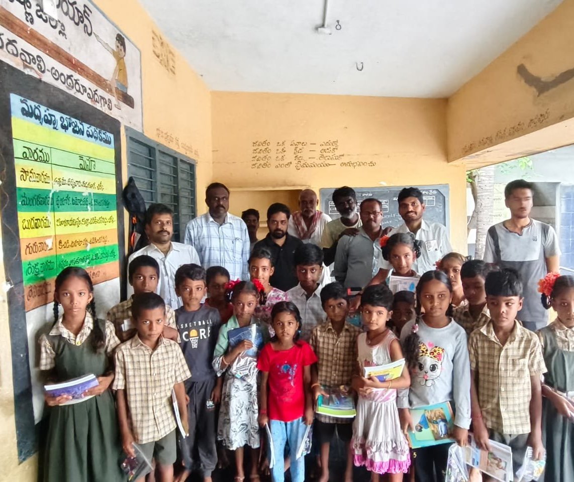 కొల్లి వీరభద్రరావు జ్ఞాపకార్థం  విద్యా సామగ్రి పంపిణీ