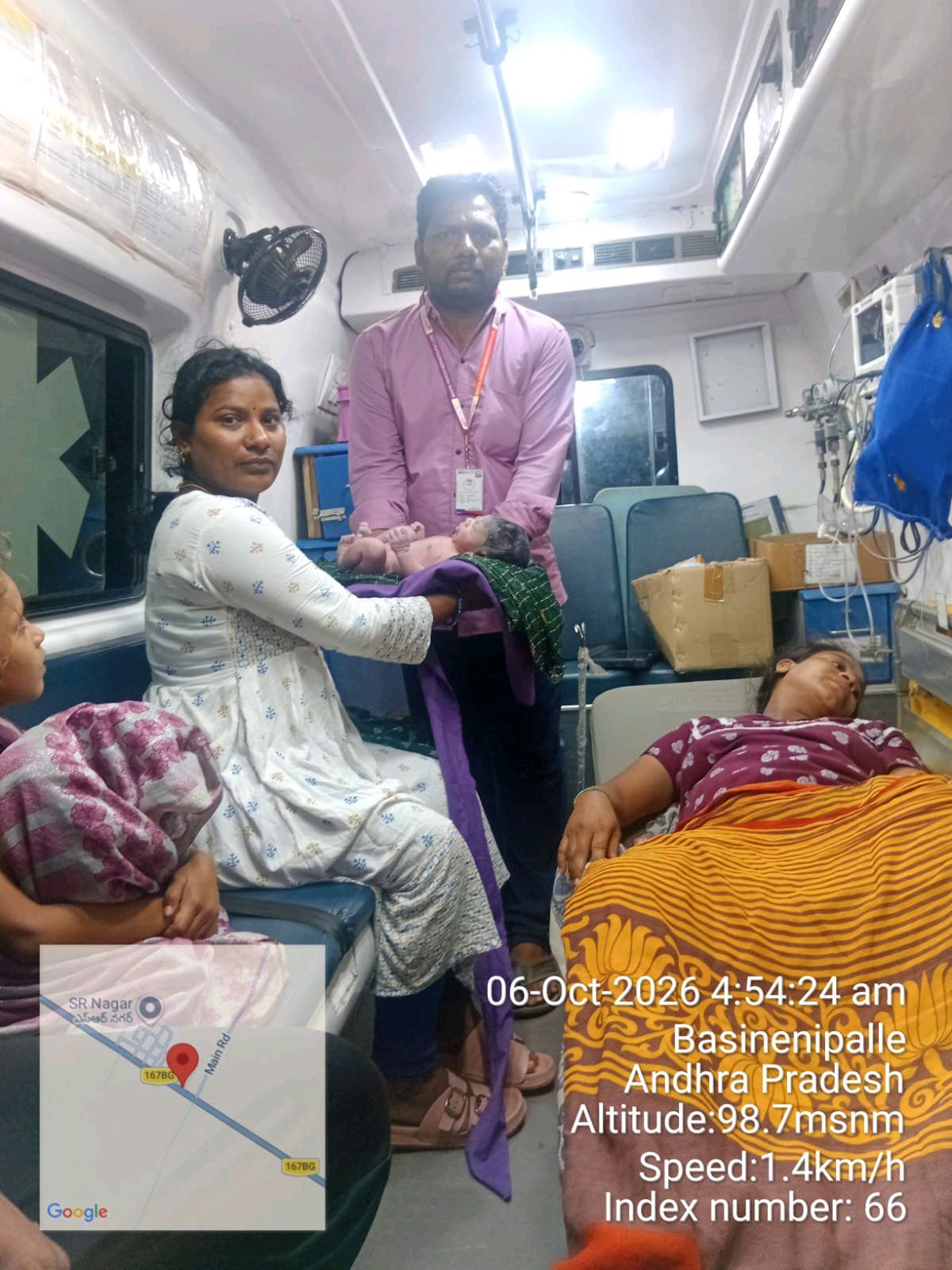 దారి మధ్య లో 108 అంబులెన్సు డెలివరీ రూమ్ గా సుఖ ప్రసవం