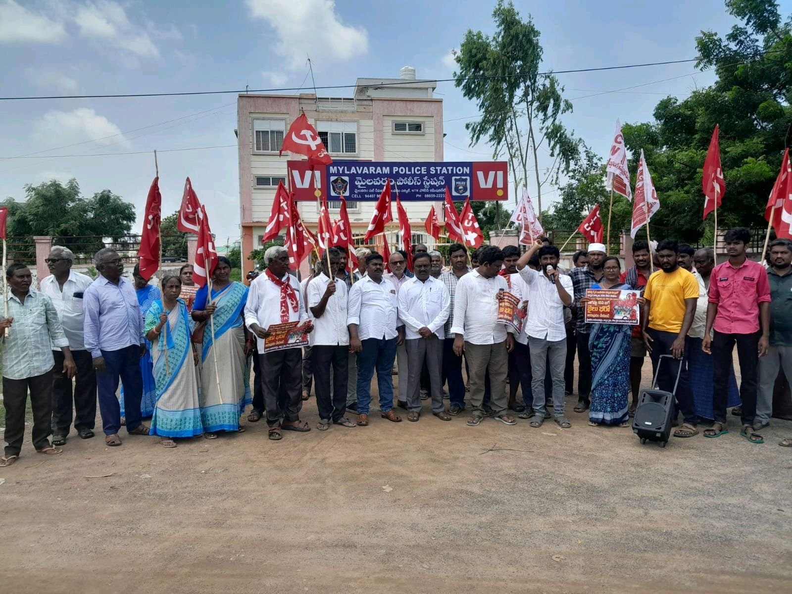 మైలవరం లో కార్మిక, రైతు సంఘాల జైలుబరో కార్యక్రమం.