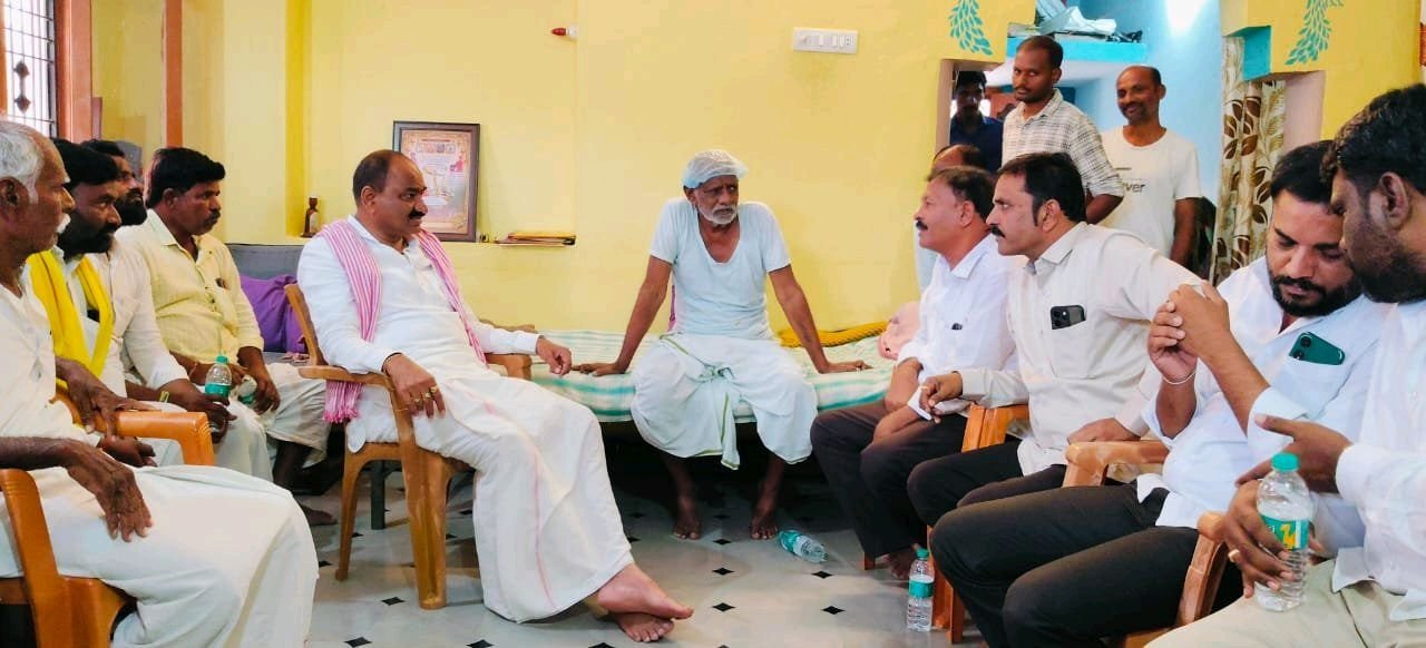తిక్కారెడ్డి పరామర్శ.. రూ. 50 వేల ఆర్థిక సాయం