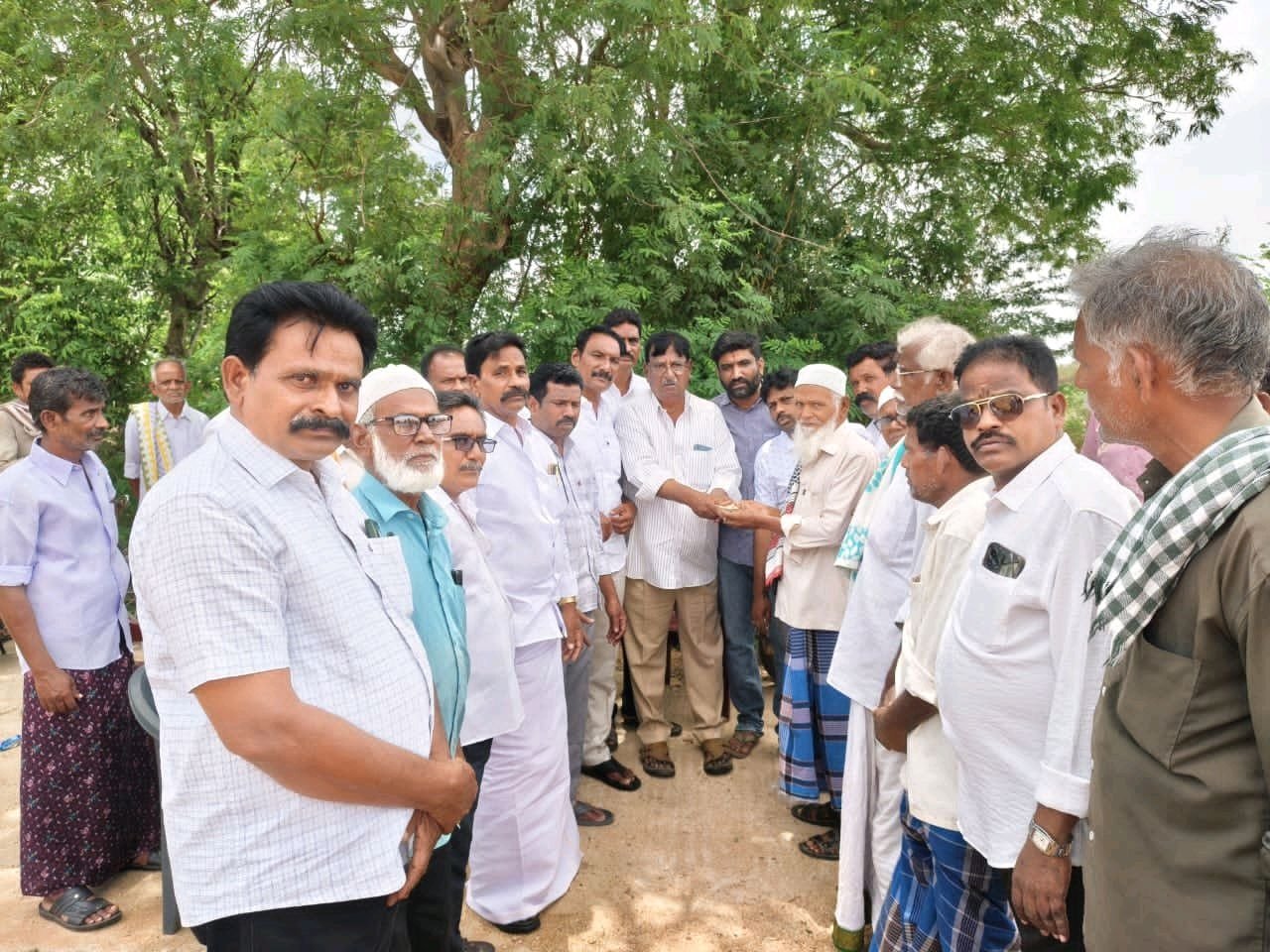 నూతన మసీదుకు లక్ష రూపాయల అందించిన కందికుంట ఎమ్మెల్యే