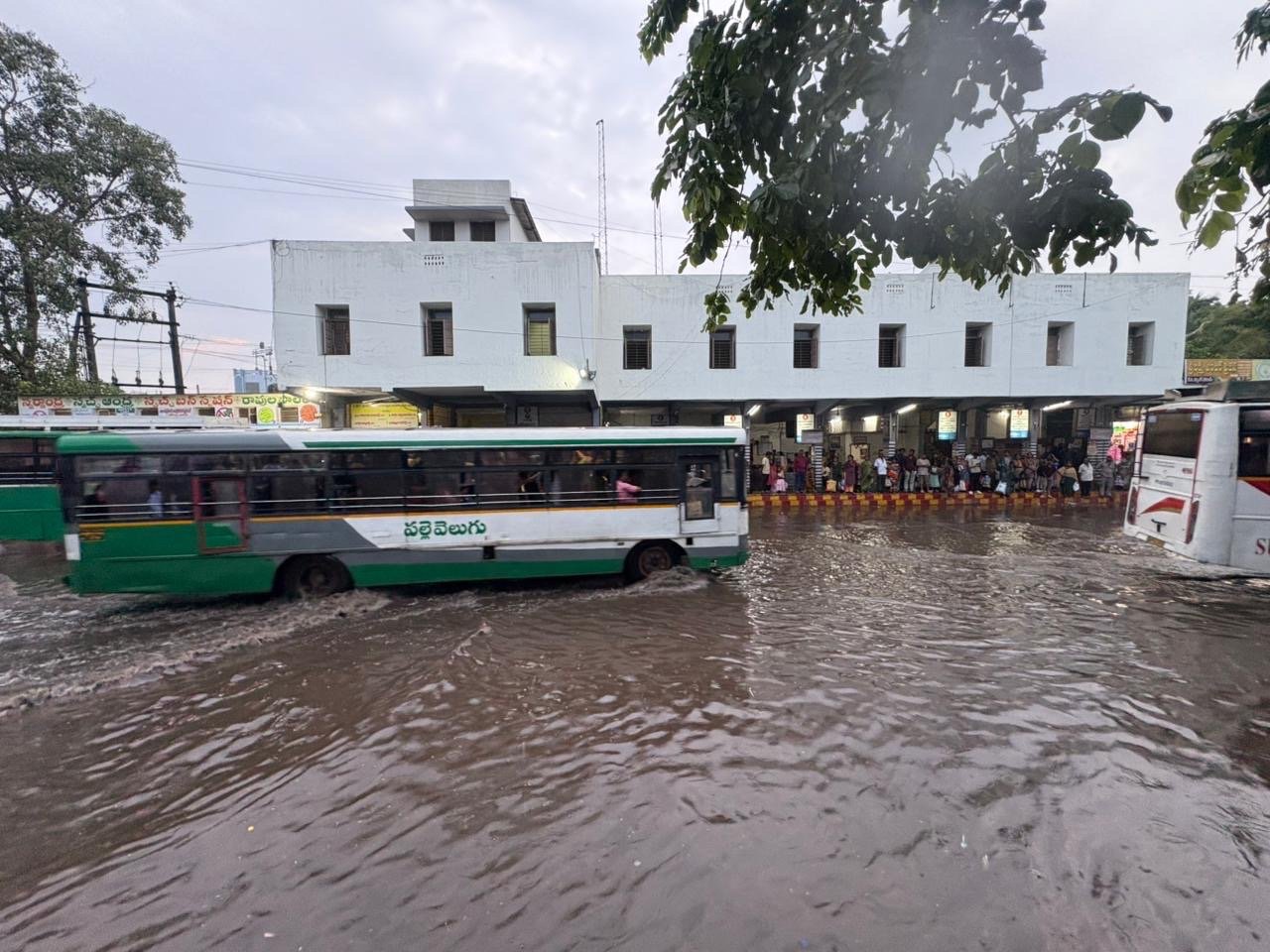కొద్దిపాటి వర్షానికే జలమయమైన రావులపాలెం బస్టాండ్