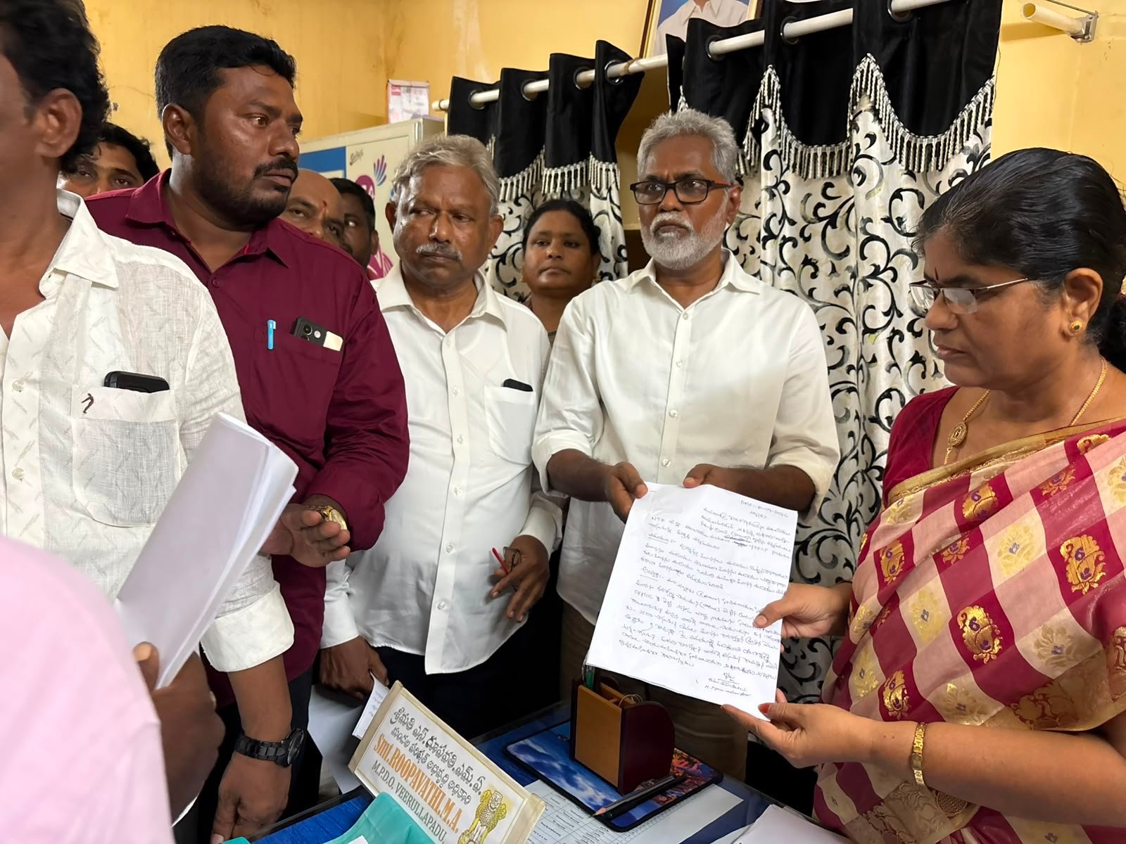 ఎంపీడీవో కి వినతి పత్రం ఇచ్చిన మాజీ ఎమ్మెల్యే...