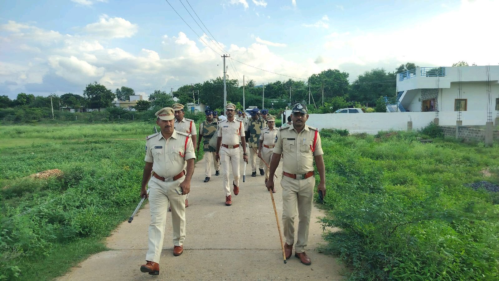 ఎన్నికల వేళ పోలీసుల నిఘామూడు ప్రాంతాల్లో ఫ్లాగ్ మార్చ్