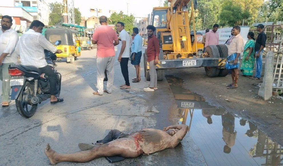 కనిగిరిలో జెసిపి డ్రైవర్ నిర్లక్ష్యంతో ఒకరికి ప్రమాదం