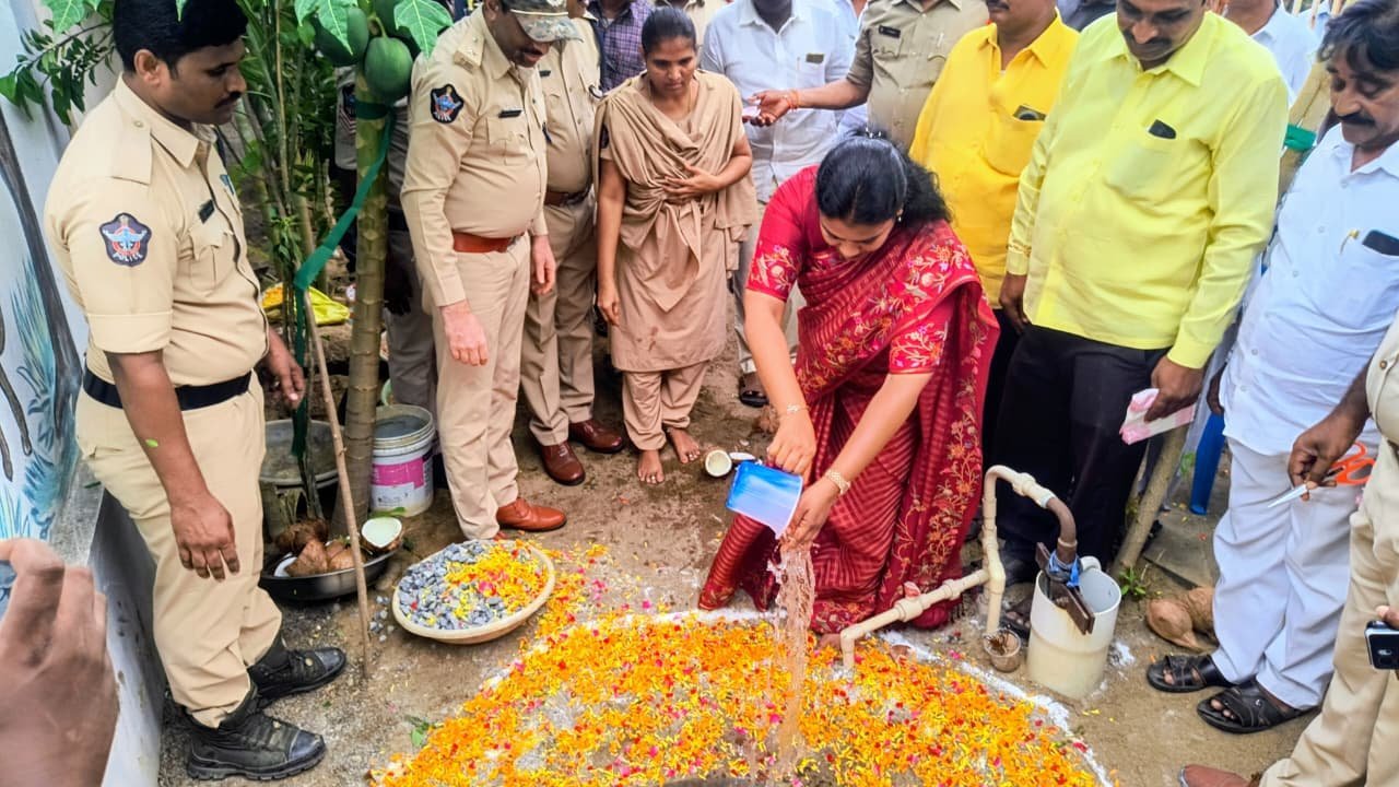 పోలీస్ స్టేషన్లో ఇంకుడు గుంత ఏర్పాటు...