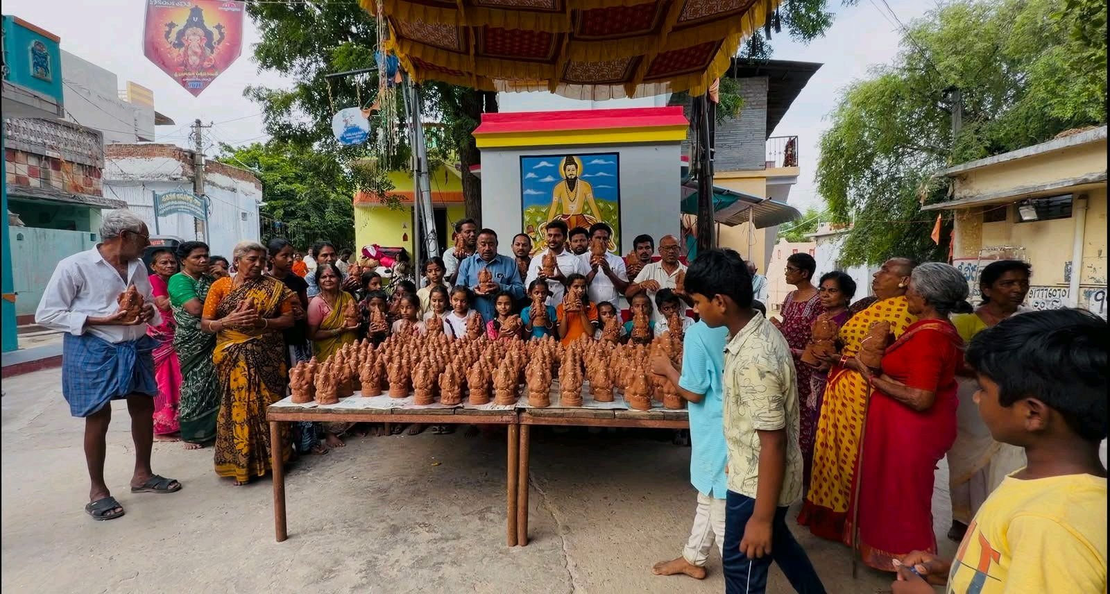 చెన్నూరులో మట్టి వినాయకుల పంపిణీ.. వైస్సార్సీపీ