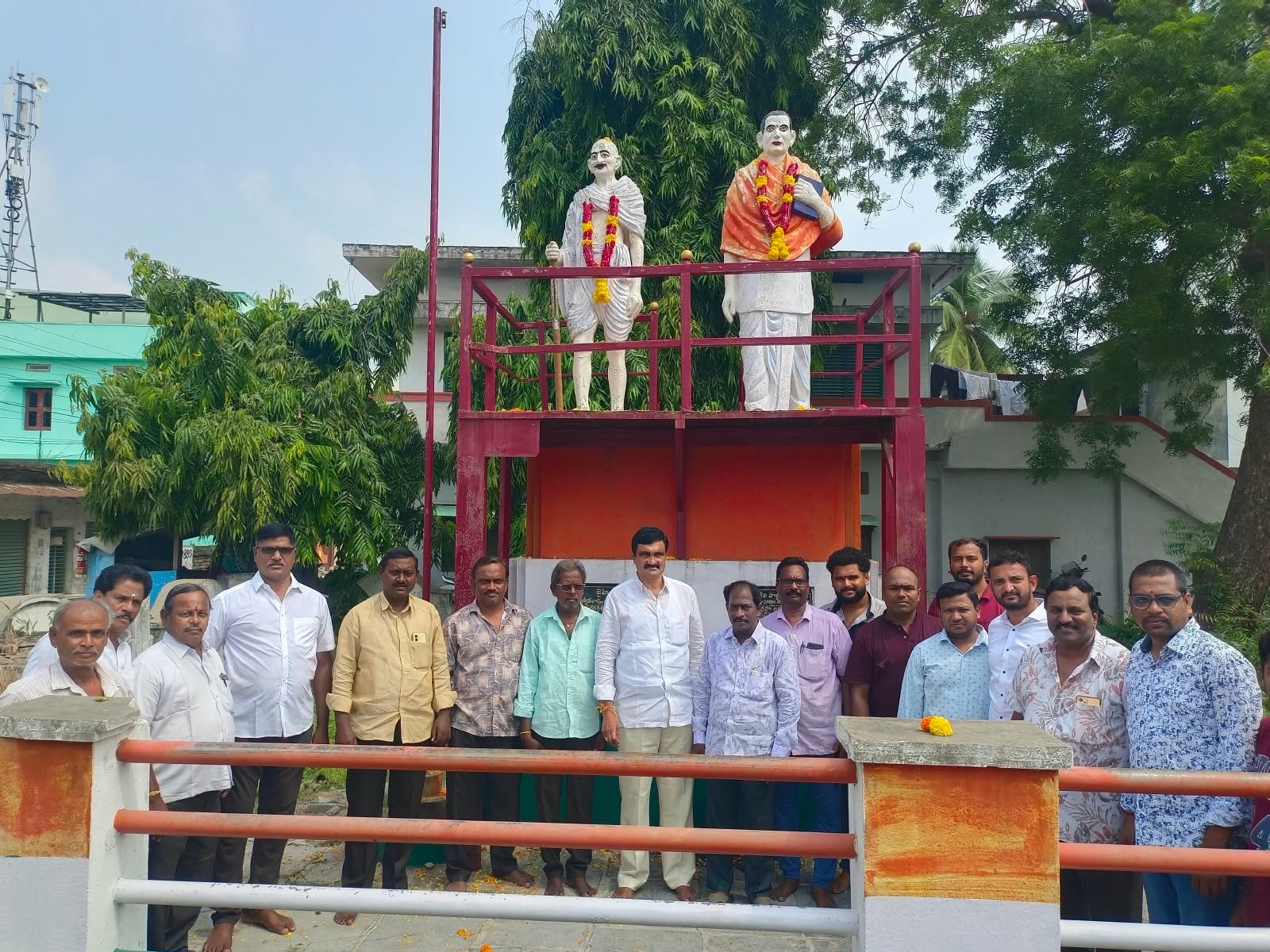 గాంధీజీ విగ్రహానికి పూలమాలవేసి నివాళులర్పించిన కోగంటి