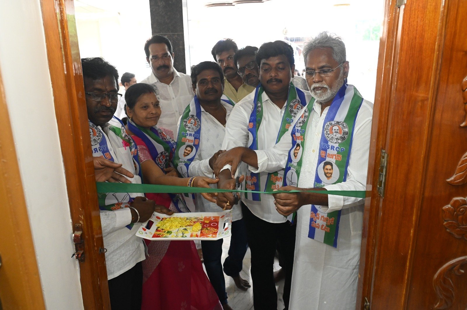 వైసిపి అభ్యర్థులను గెలిపించండి.. మాజీ ఎమ్మెల్యే