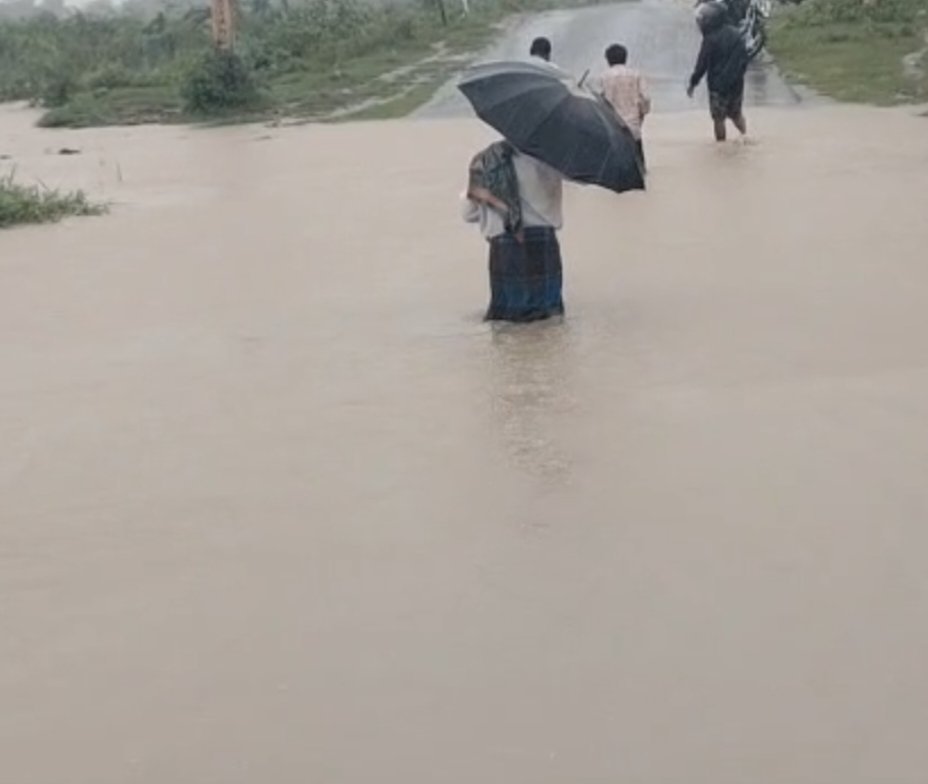 ఉదృతంగా ప్రవహిస్తున్న లక్ష్మయ్య వాగు...