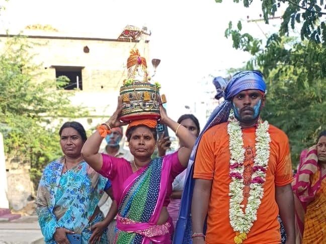 చెన్నూరు.కొండపేట గ్రామం సావిడి దగ్గర లడ్డు వేలంపాట