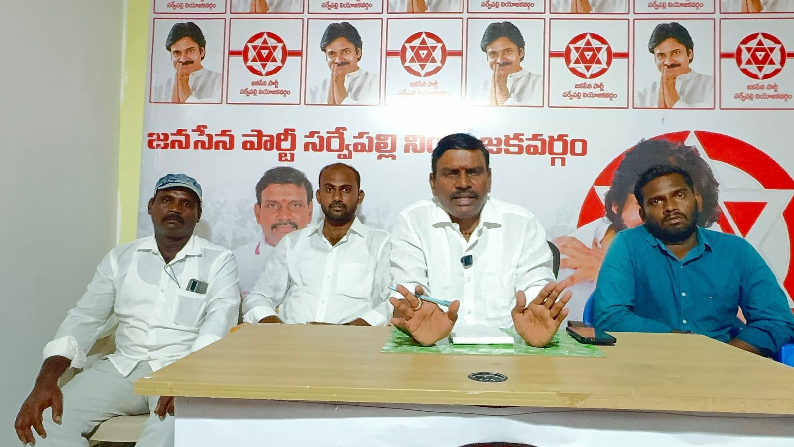 వైసీపీకి ఊడిగంచేస్తూపవన్ కళ్యాణ్ ను తిట్టడమేనా మీపని