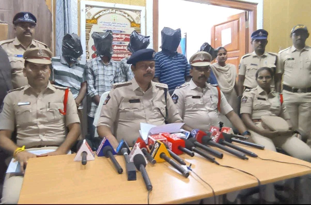 మూడు చోరీ కేసుల్లో ఐదుగురు అరెస్ట్