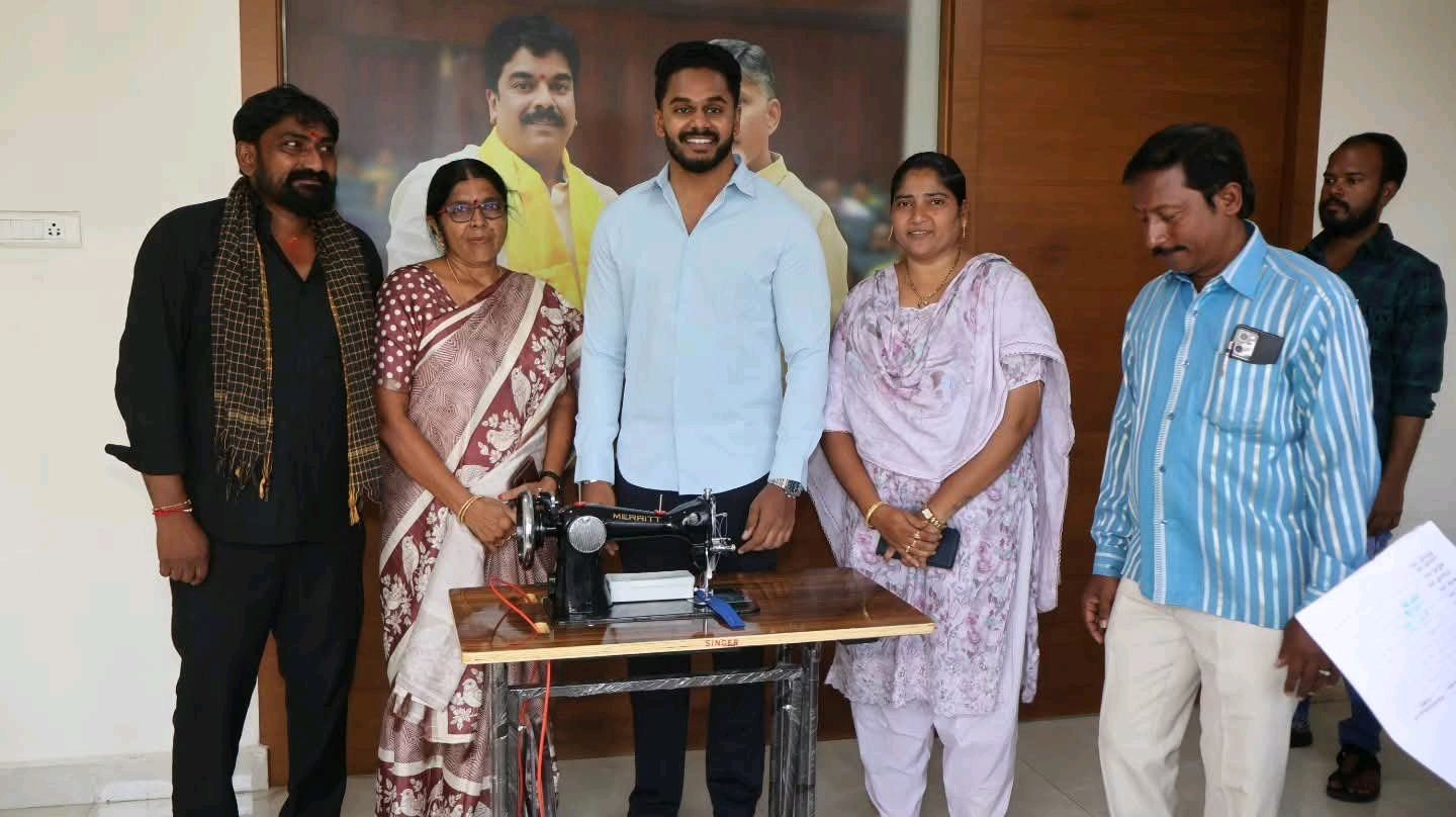 స్వయం ఉపాధికి చేయూత.. పేద మహిళకు కుట్టుమిషన్