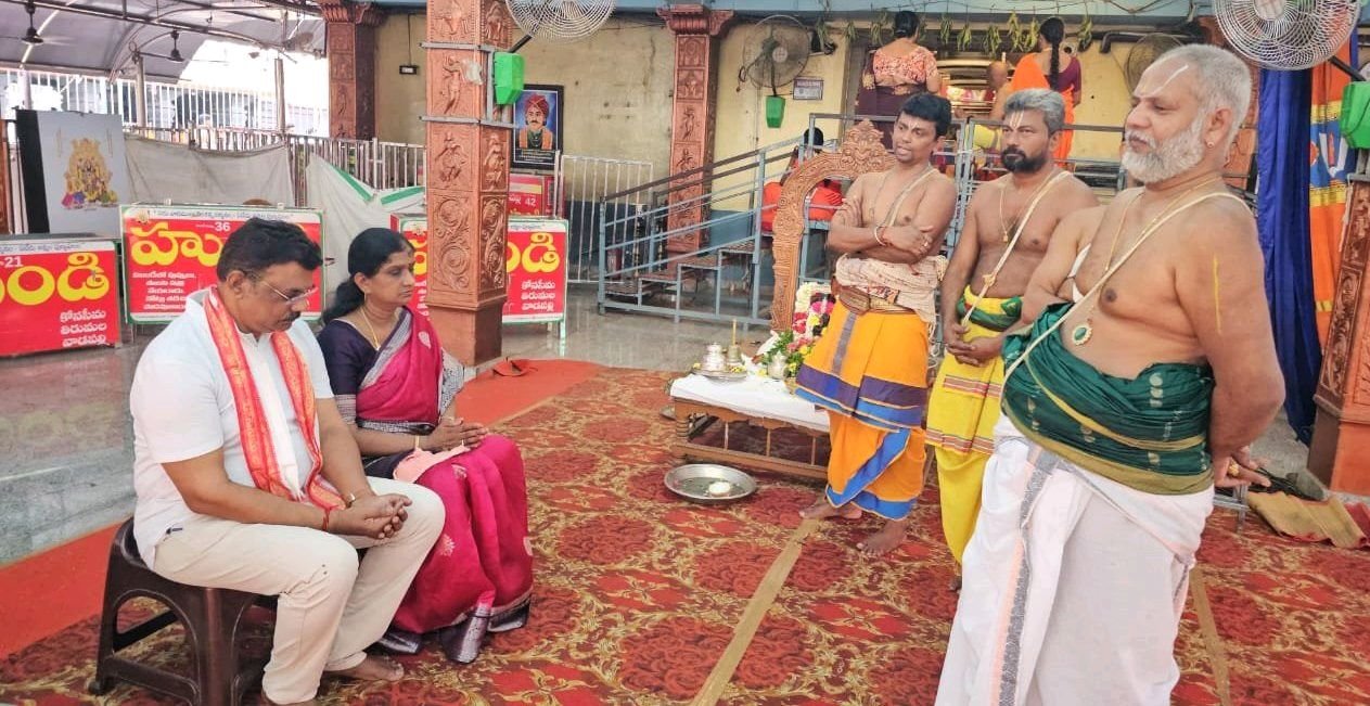కోనసీమ తిరుమల ను దర్శించుకున్న డిఎస్పి సుంకర మురళి మోహన్