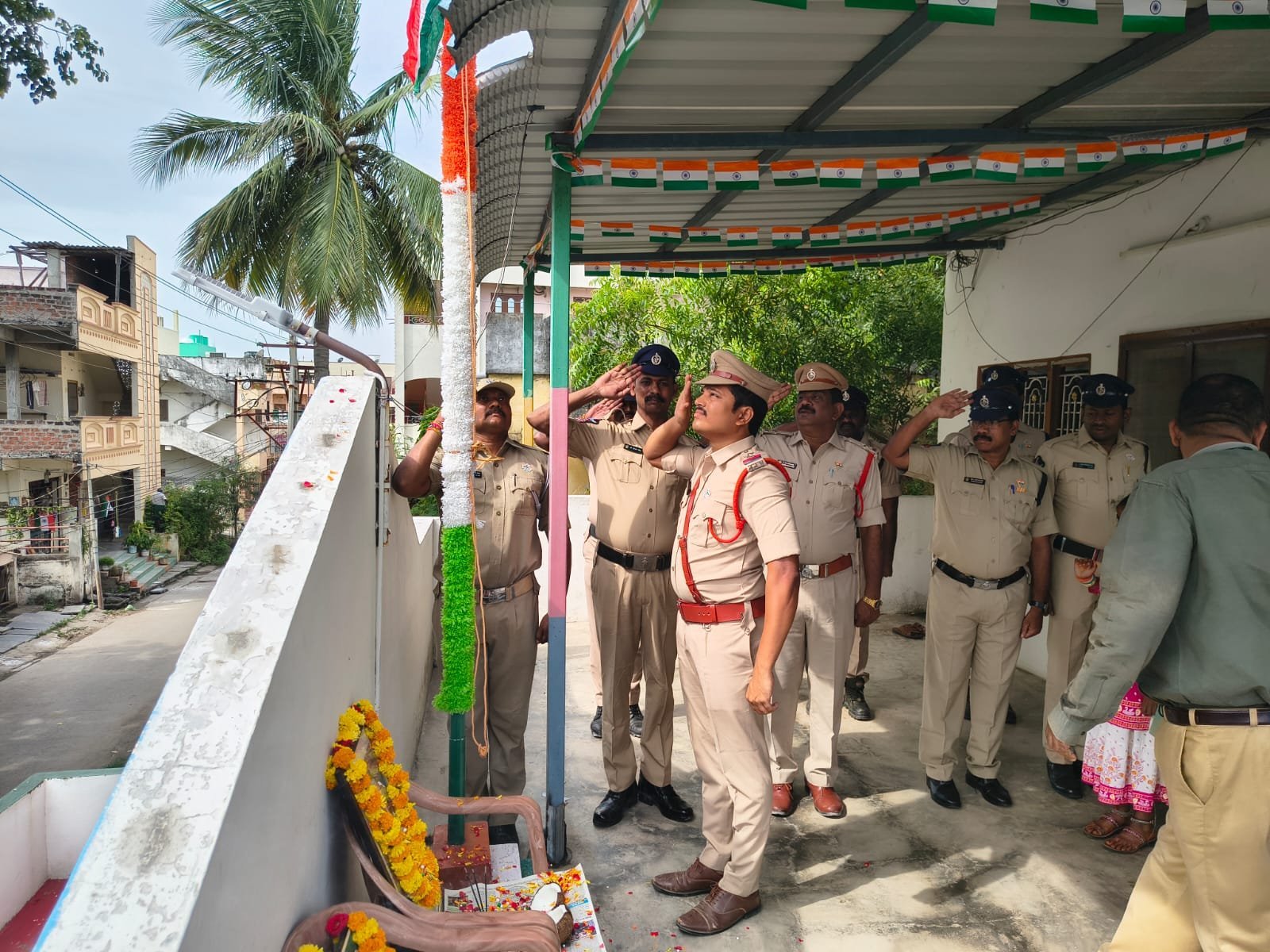 స్వాతంత్ర దినోత్సవ వేడుకల్లో ఎస్ఐ విశ్వనాథం....