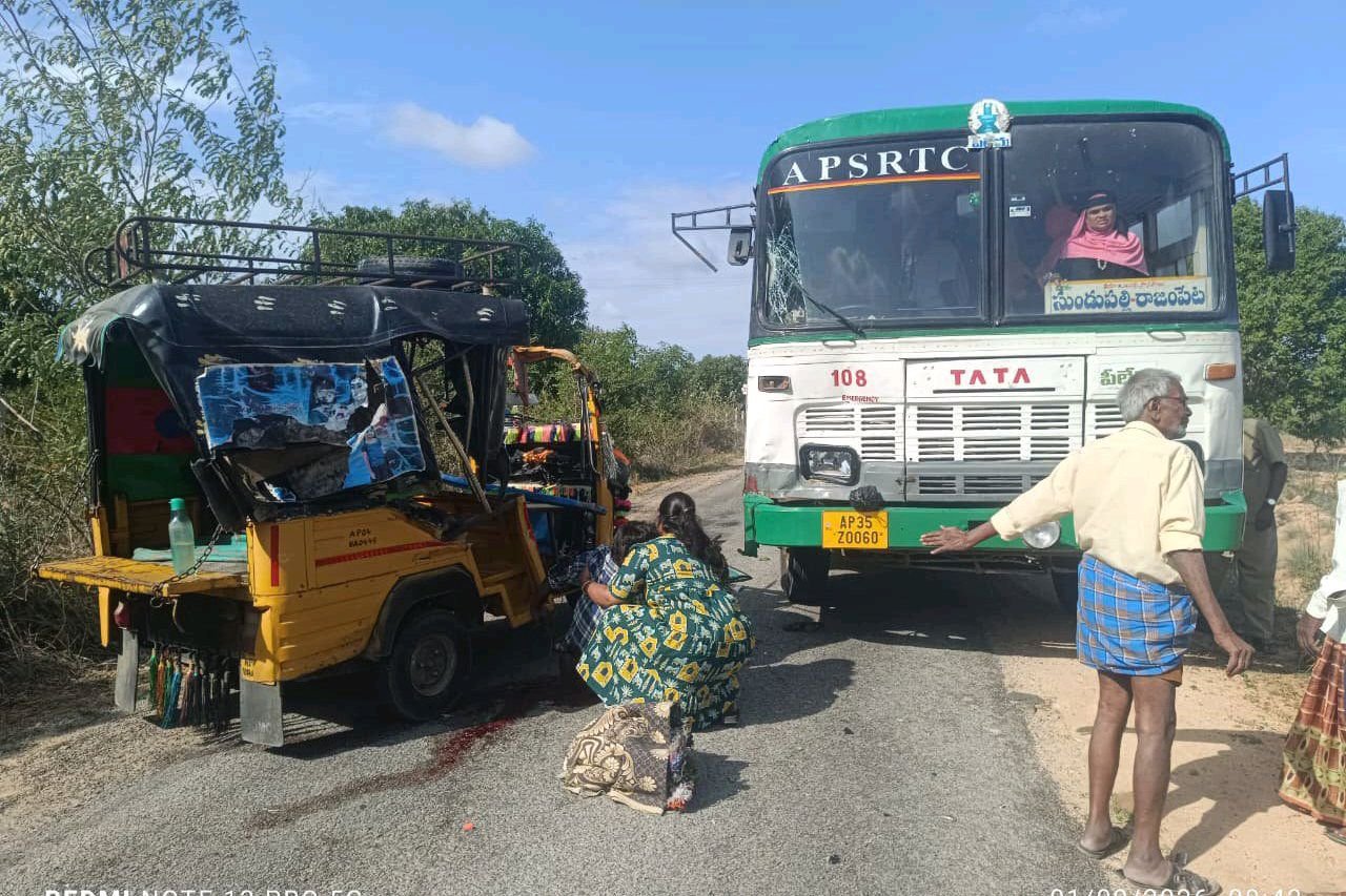 రోడ్డు ప్రమాదంలో వ్యక్తికి తీవ్ర గాయాలు