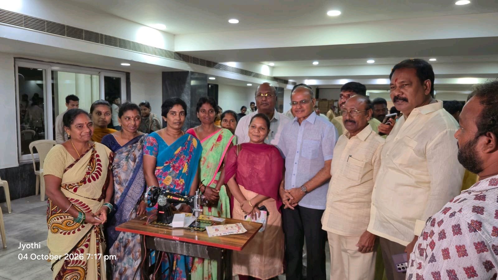 భూషణగుళ్ల మహిళలకు ఉచిత కుట్టుమిషన్లు