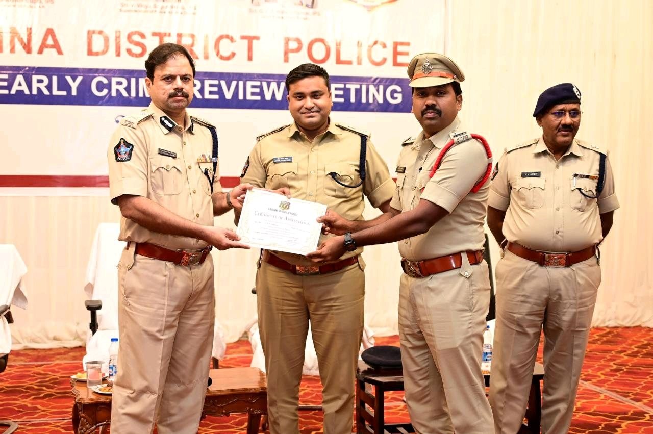 క్రైమ్ డిటెక్షన్‌లో గుడివాడ పోలీసులకు ప్రశంసా పత్రాలు