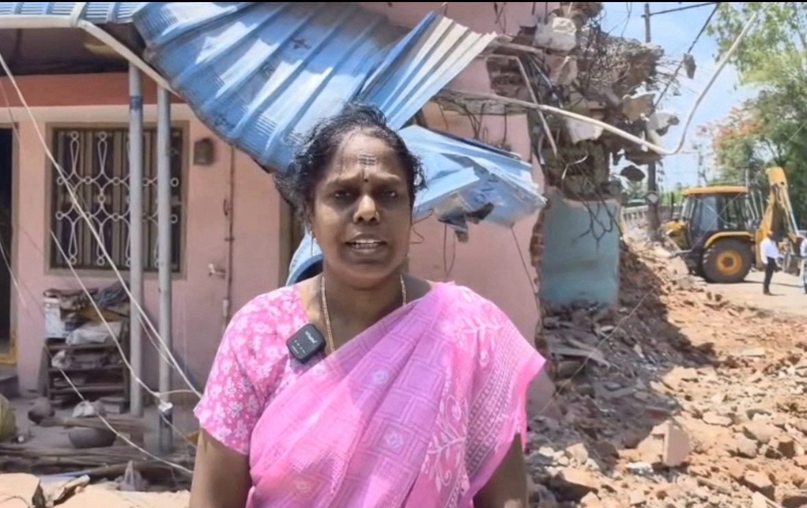 తణుకులో మాజీ మహిళా సర్పంచ్ ఇంటిపై బుల్డోజర్ రాజకీయం