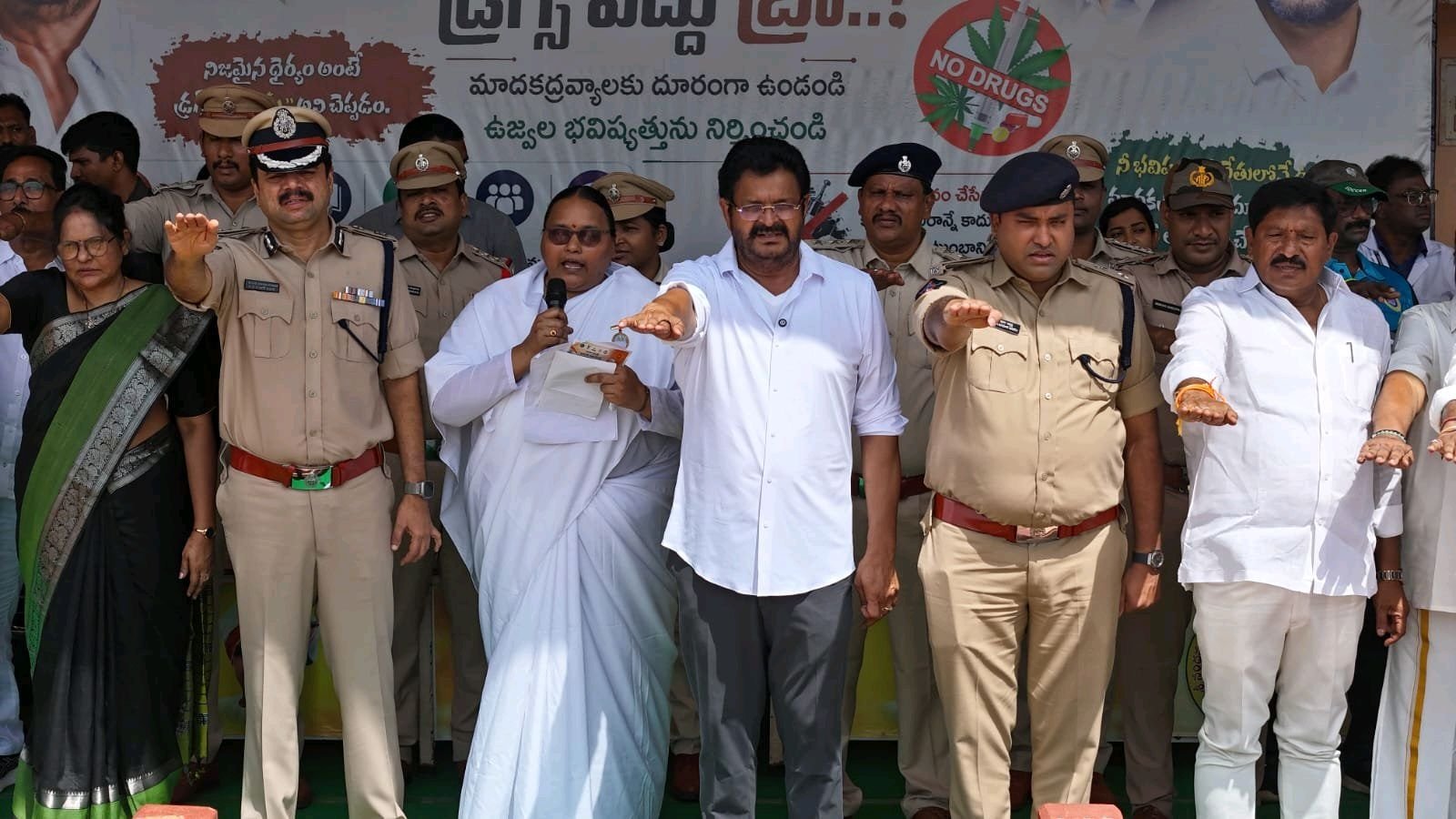 డ్రగ్స్ వ్యతిరేక ర్యాలీ.పాల్గొన్న 4 వేల విద్యార్థులు