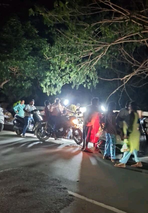 ఓవర్‌ బ్రిడ్జిపై ఫ్రూట్స్‌ షాపులతో ప్రమాద ముప్పు
