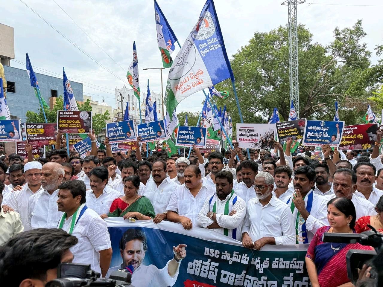 డిఎస్సి అక్రమాలకు నైతిక బాధ్యత వహిస్తూ లోకేష్ రాజీనామా?