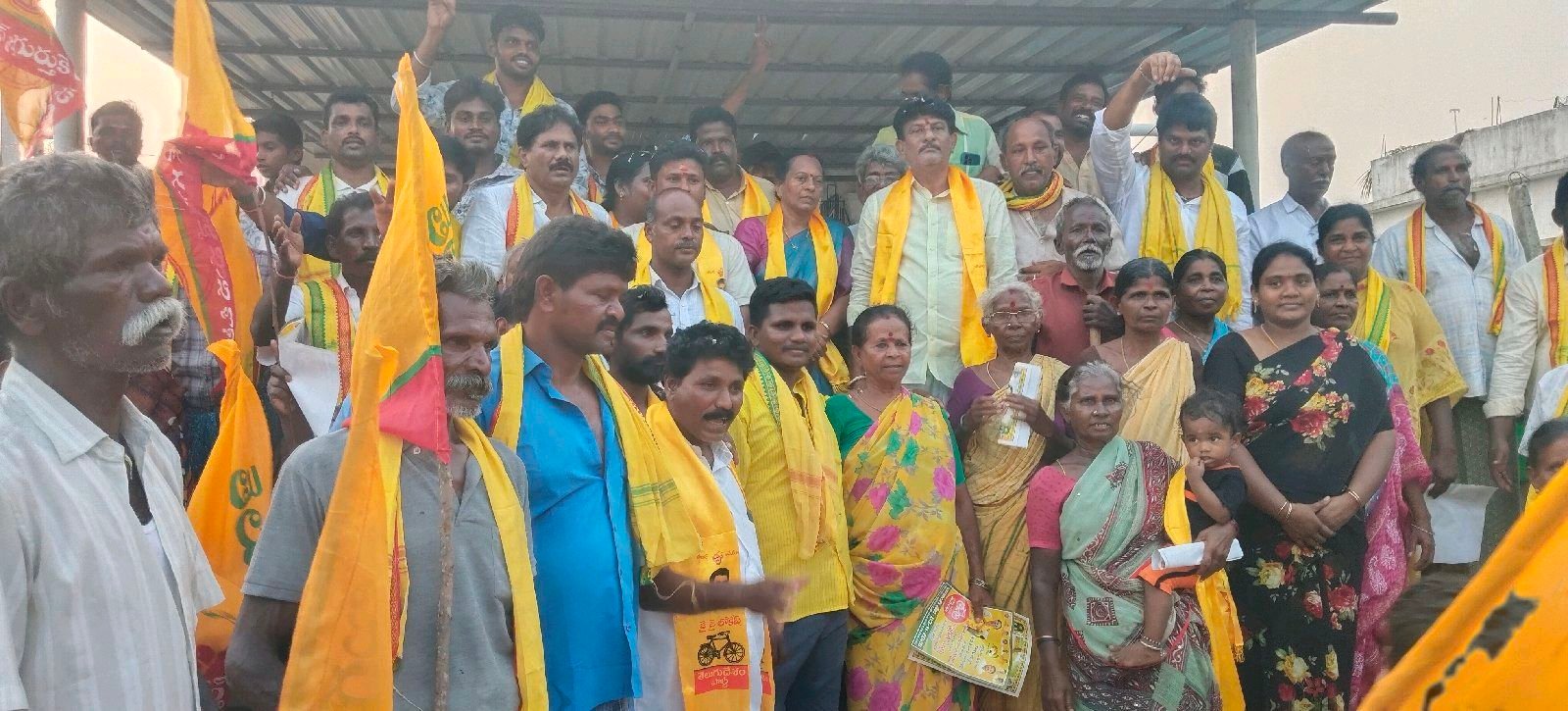 టీడీపీ జెండాలతో కదిలివచ్చిన కోగిలి పంచాయతీ ప్రజలు*