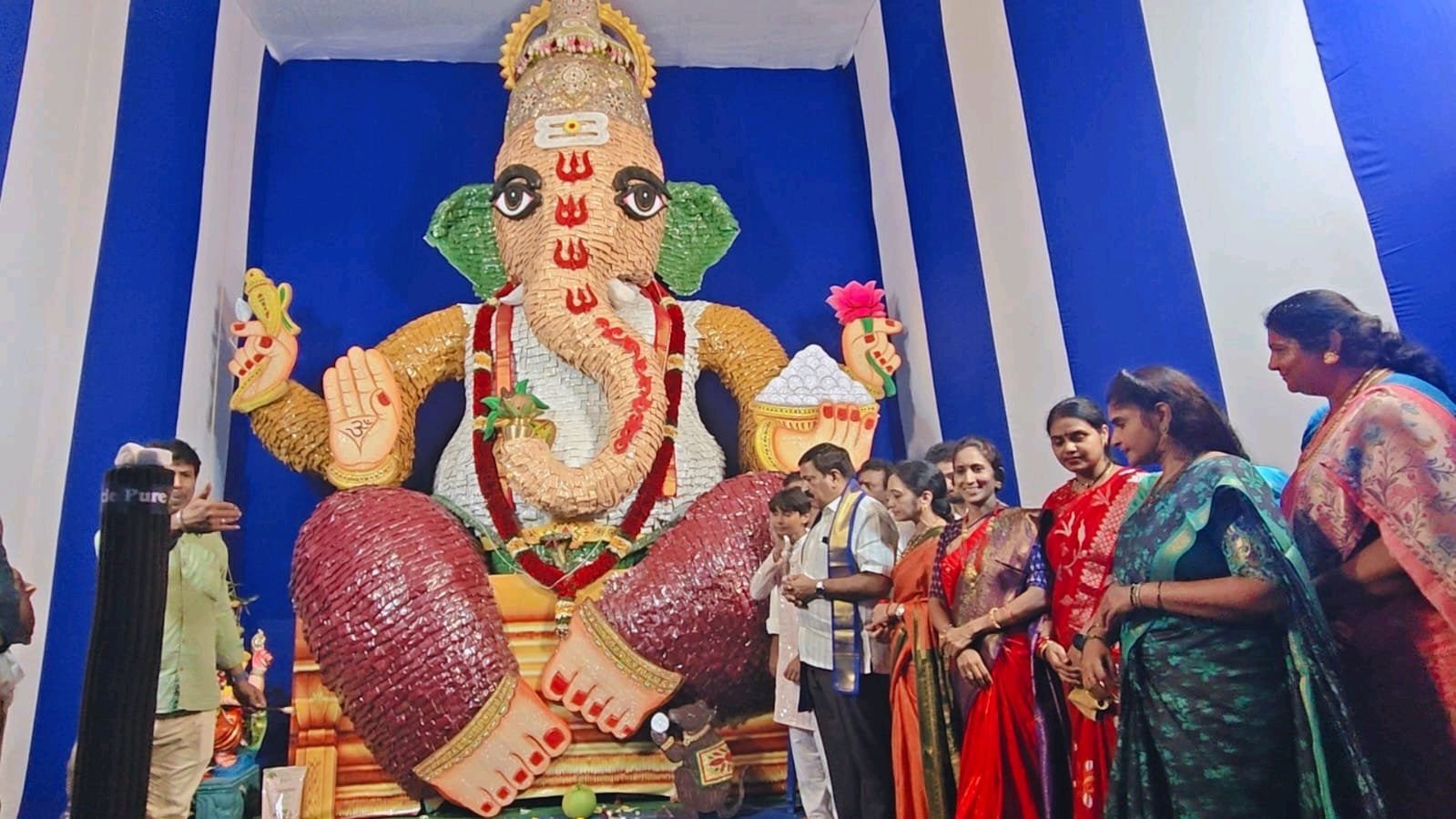పసుపు కుంకుమ స్వామి సేవలో మాజీ ఎమ్మెల్యే ద్వారంపూడి