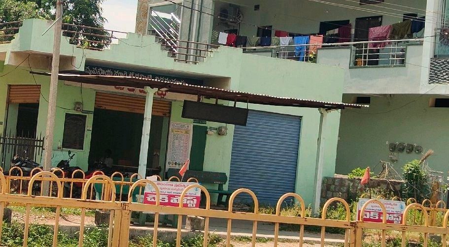 అక్రమంగా డబ్బులు వసూలు చేస్తున్న నిడమానూరు మార్కెట్