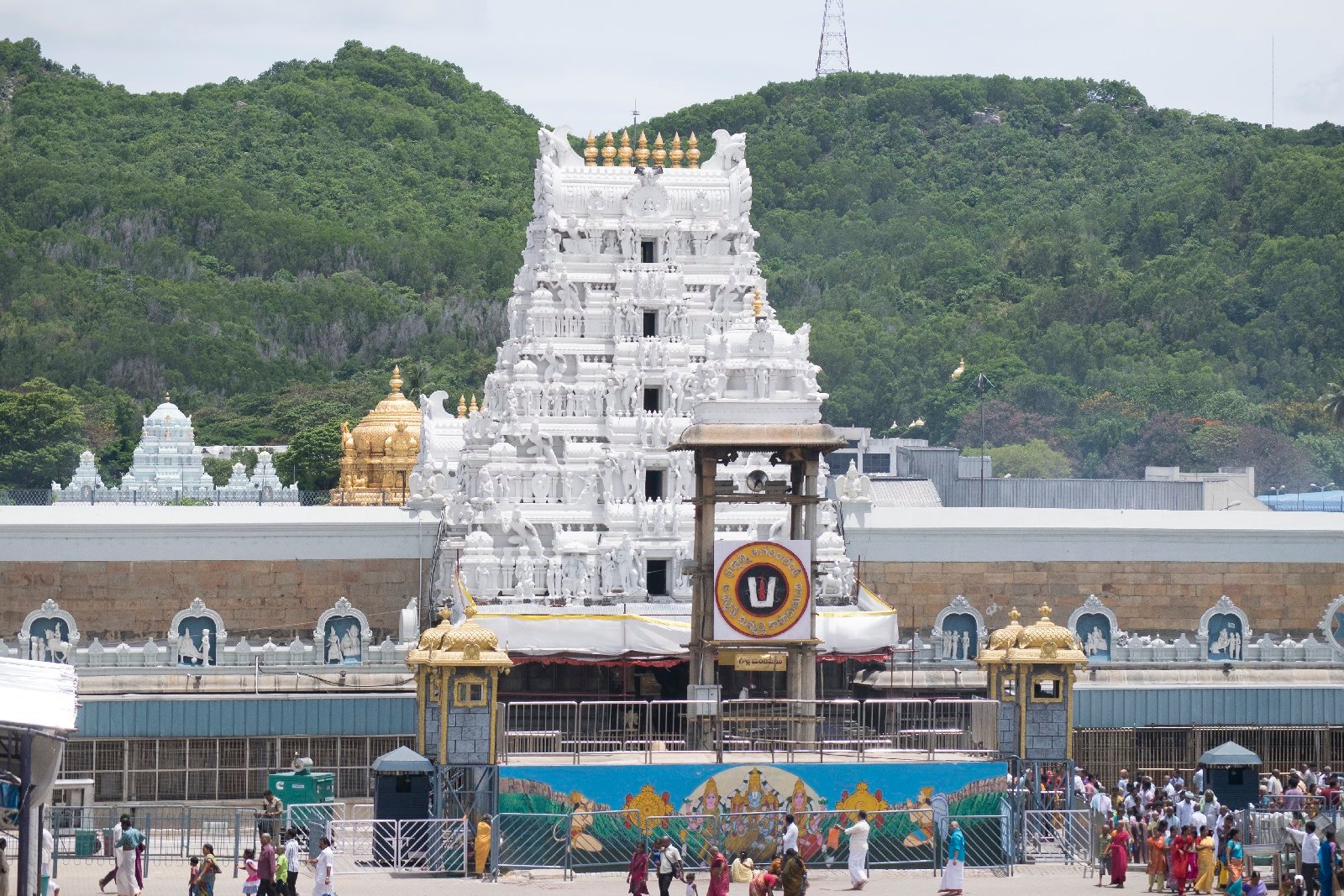 తిరుమల లో భారీ రద్దీ