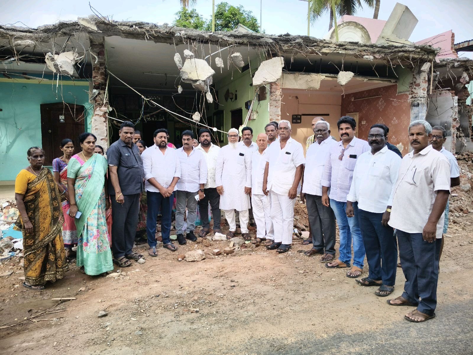 సర్పంచ్ లావణ్య కుటుంబానికి అండగా వైఎస్ఆర్ సీపీ నేతలు..!