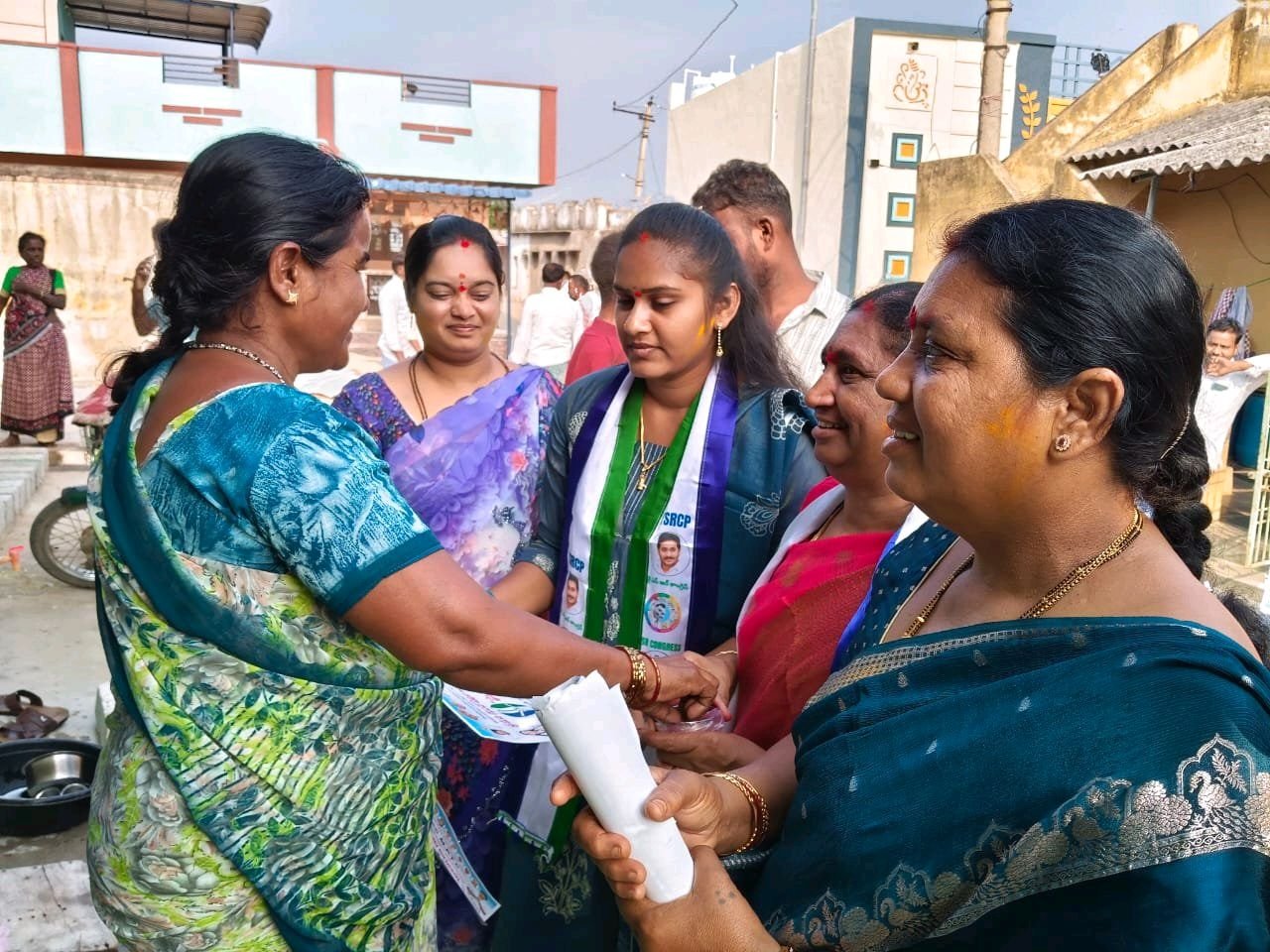 వీరప్పగారిపల్లి జడ్పీటీసీ అభ్యర్థి గుండె షర్మిల ప్రచారం