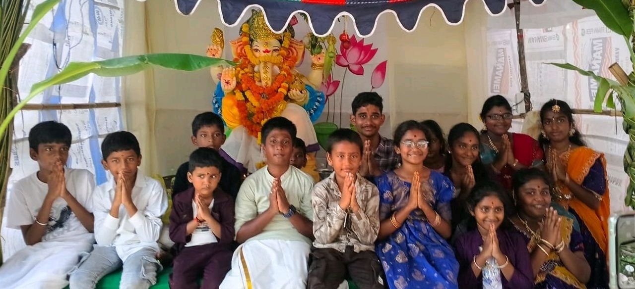 పెద్దలకు దిటుగా చవితి వేడుకలు నిర్వహించిన చిన్నారులు...
