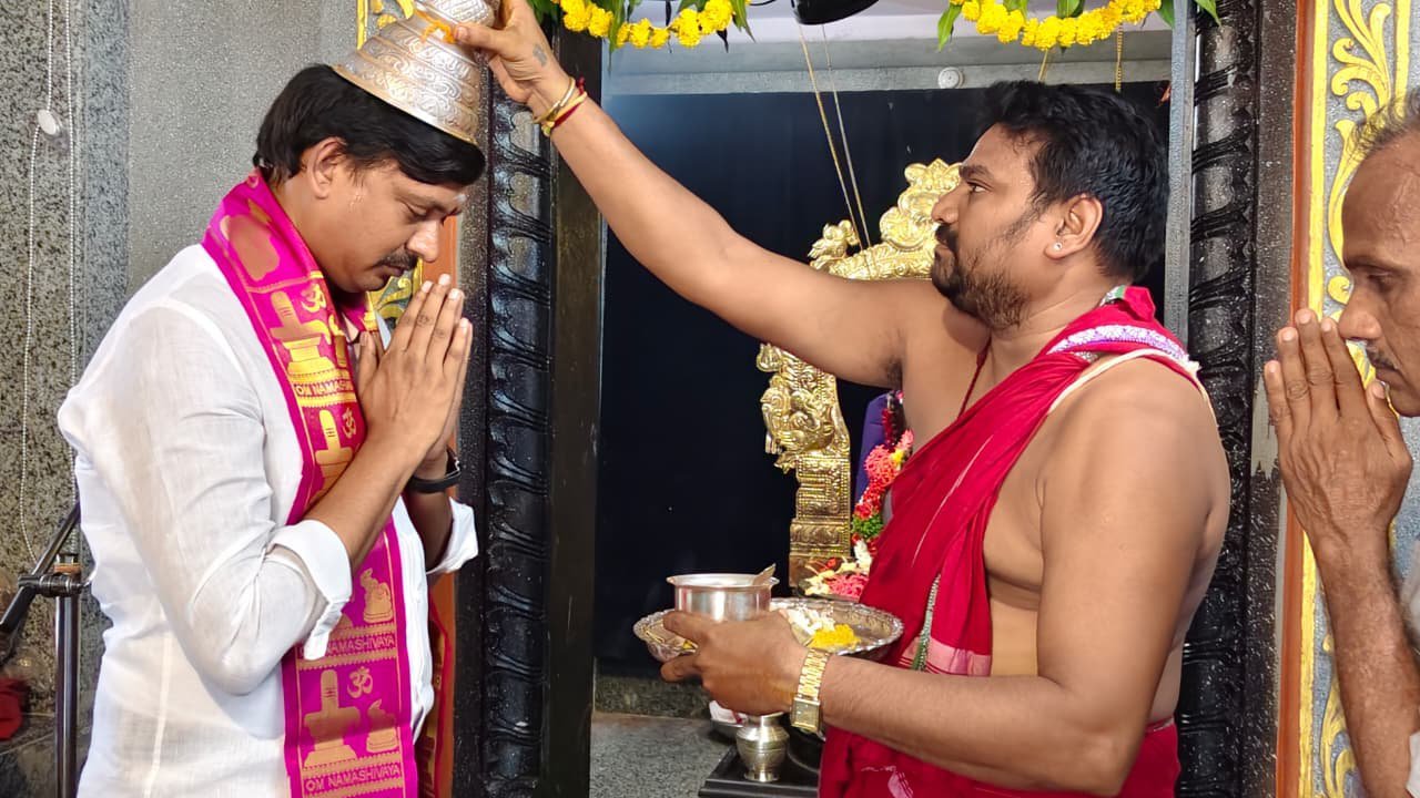 శ్రీ అన్నపూర్ణ సమేత ఓంకారేశ్వర స్వామి సేవలో MLA Kagitha