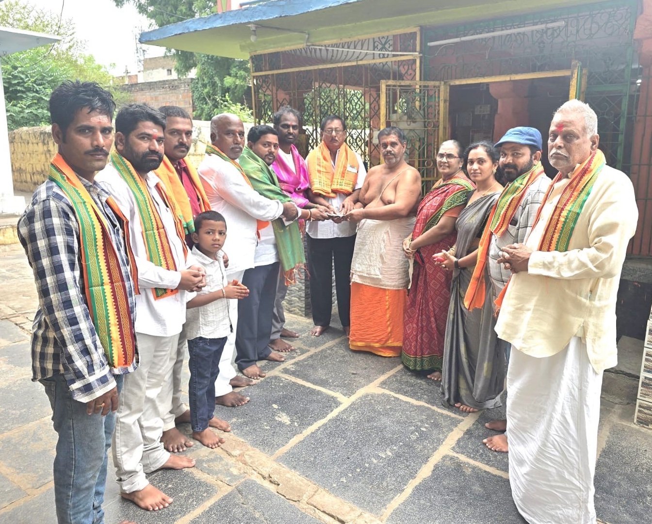 ఆలయ అభివృద్ధికి ధాతల సహకారం మరువలేనిది- గాలి హరిప్రసాద్